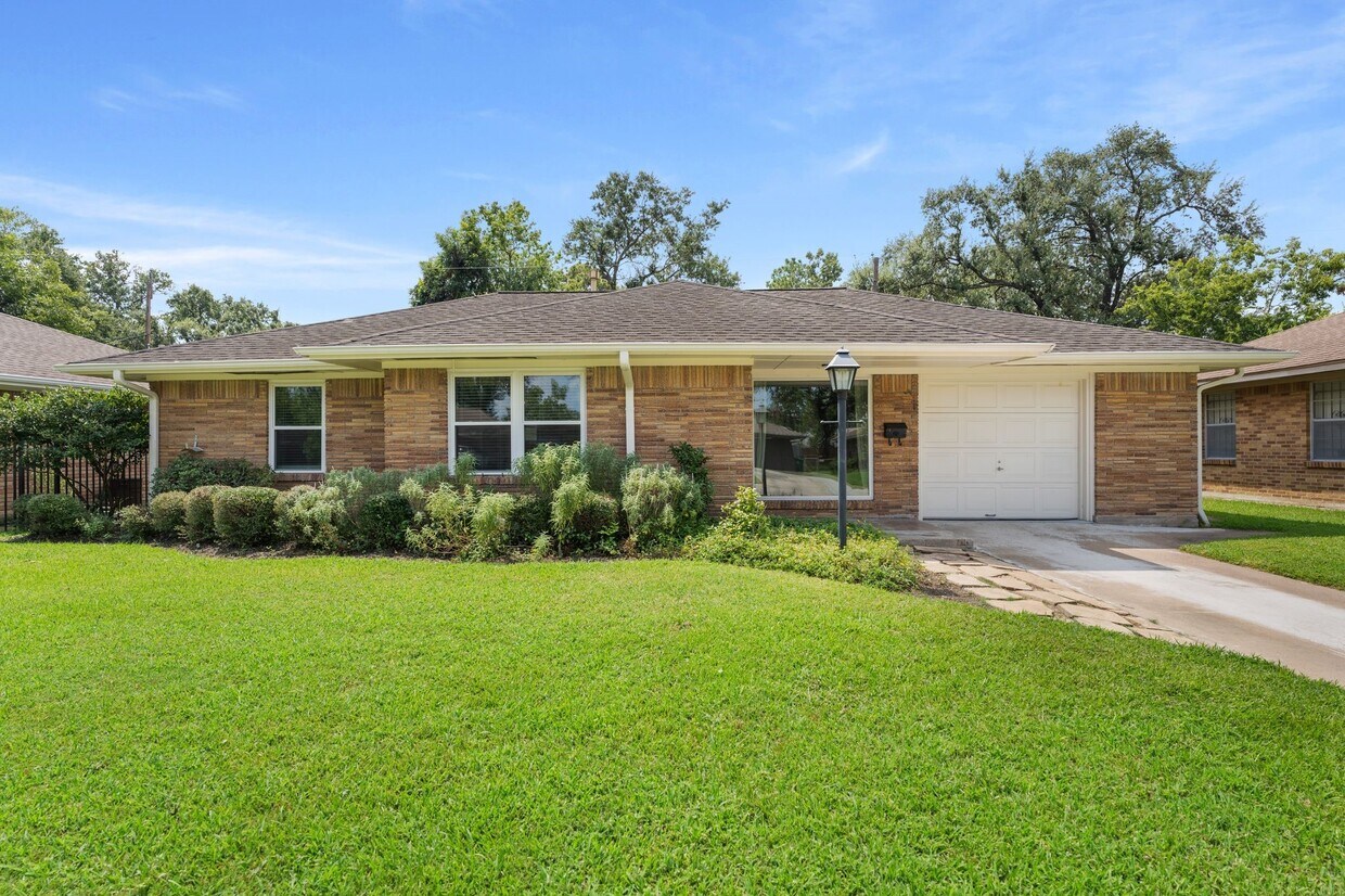 Primary Photo - 935 Stonecrest Dr