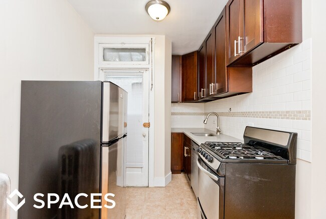 Building Photo - 518 W Cornelia Ave