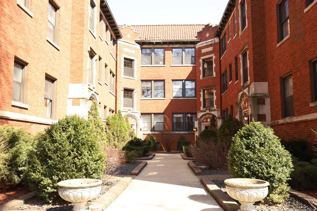 3091309 W Oak St Unit W2, Chicago, IL 60610 Condo for Rent in