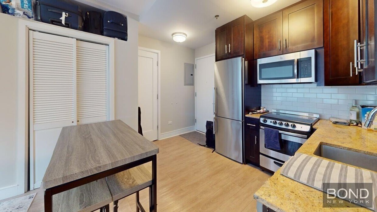 Foto principal - 237 E 34th St