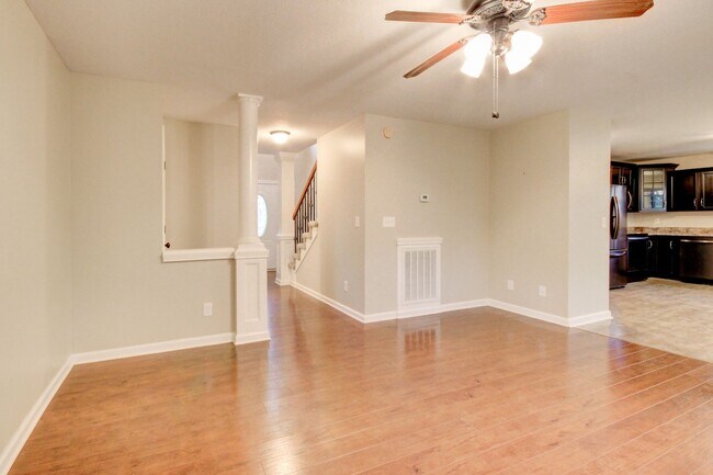 Foto del edificio - Stunning Brick Front Home With Fireplace A...