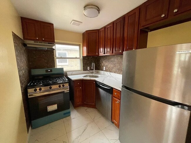 Foto del edificio - 10-23 Bay 31st Street