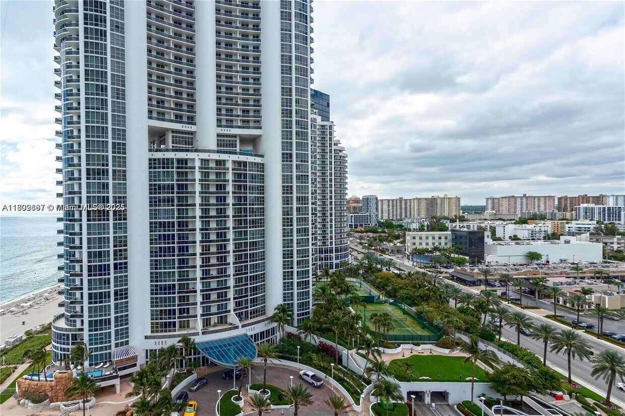 Primary Photo - 18201 Collins Ave