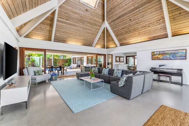 Foto del edificio - Elegant Home w/ Private Beach Access, Pool & AC: Relaxing Lokomaika'i Kailua