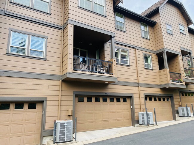 Foto del edificio - Incredible Custom Townhome