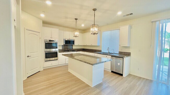 Foto del edificio - BEAUTIFUL 5BD/3BA-2 Story Home available for rent in Jurupa Valley!