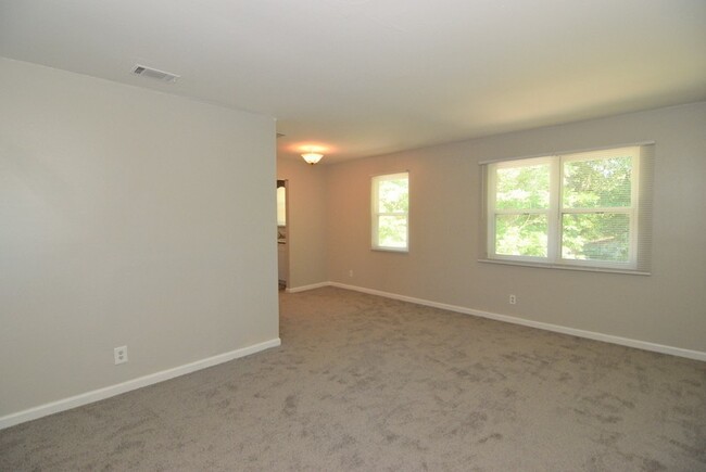 Building Photo - $885 - 2 Bed/1 Bath apartment for rent in ...