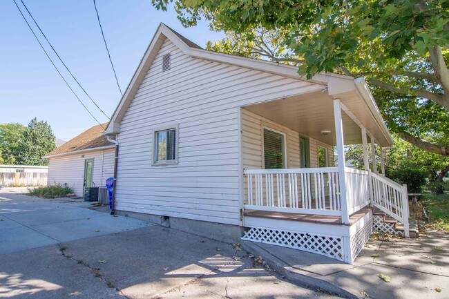 Building Photo - Darling Home in Downtown Bountiful