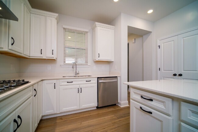 Foto del edificio - "Charming 2-Bedroom Retreat with 2 Full Baths in Belmont's Serene Setting – 1223 Sq Ft of Comfort...