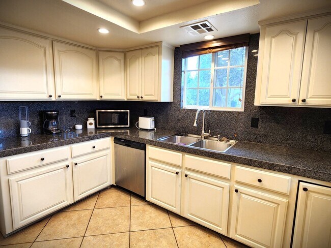 Foto del edificio - Long Term Rental with Pool
