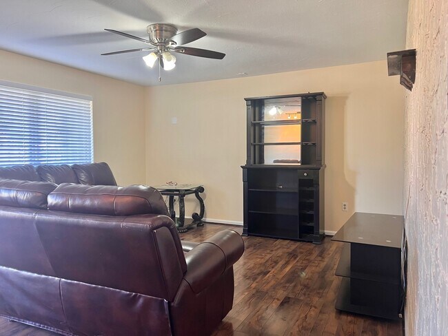 Foto del edificio - 7913 Cook Rd