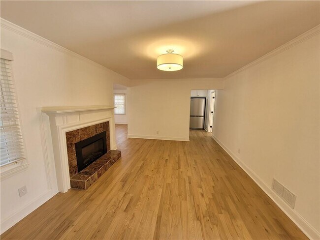 Building Photo - 180 Crestwood Ct
