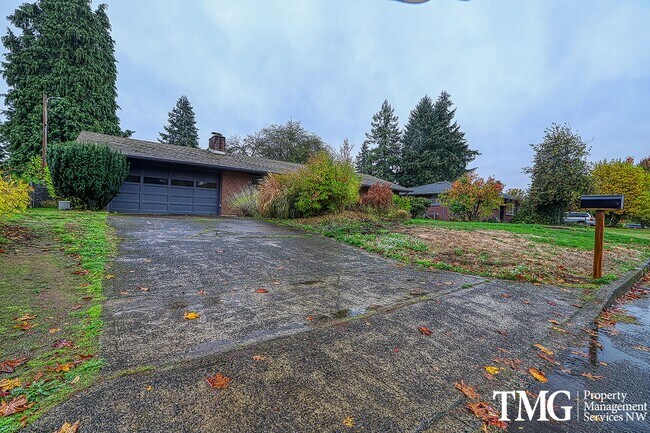 Foto del edificio - Large Pet Friendly Ranch Style Home w/ 4 B...