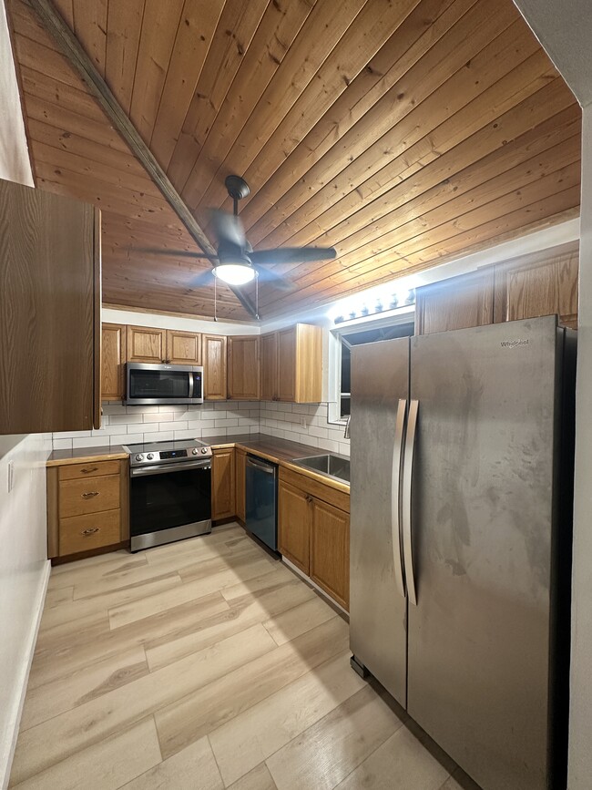 Building Photo - 154 Kupuna St