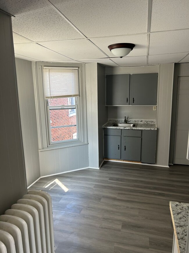 Building Photo - Recently Renovated 3 BR, 1 Bath Norristown...