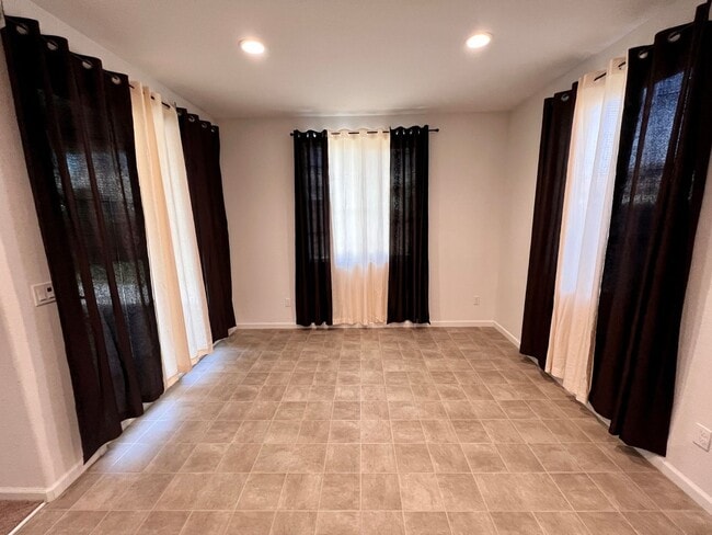 Building Photo - $2,450 Temperance & Clinton, 4 Bedroom - N...