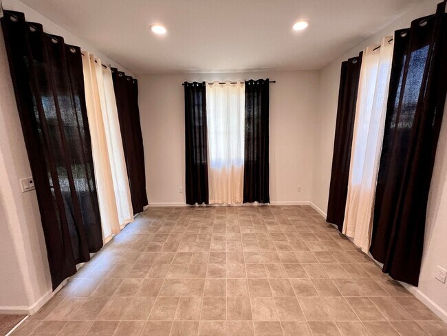 Foto del edificio - $2,450 Temperance & Clinton, 4 Bedroom - N...