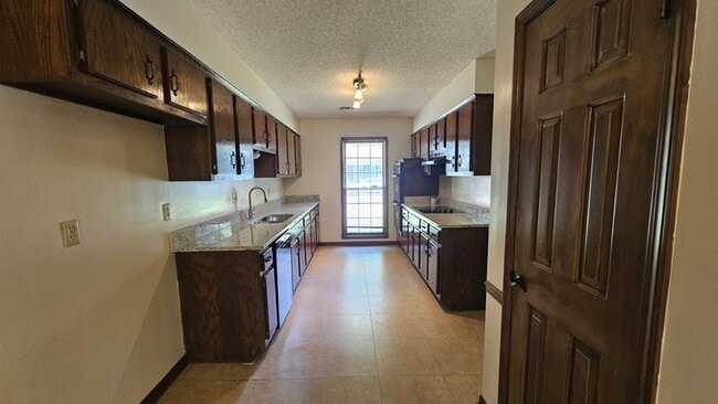 Building Photo - 6743 Amersham Dr