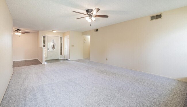 Foto del edificio - Charming 3-Bedroom Home with Beautifully U...