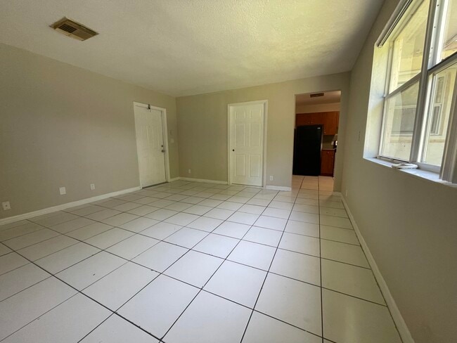 Foto del edificio - 216 NW 12th St