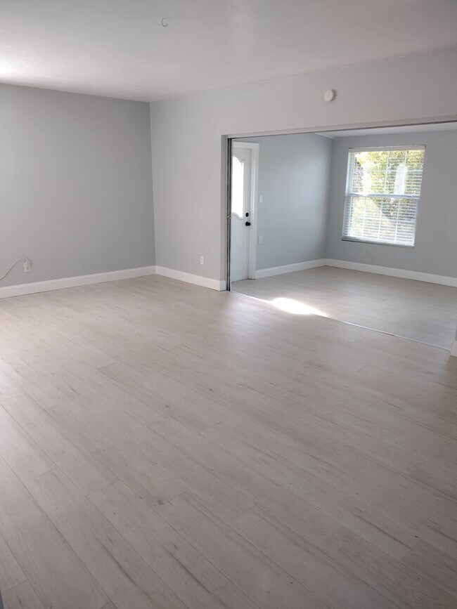 Foto del edificio - Adorable UPDATED 1 bedroom 1 Bath home with bonus Room