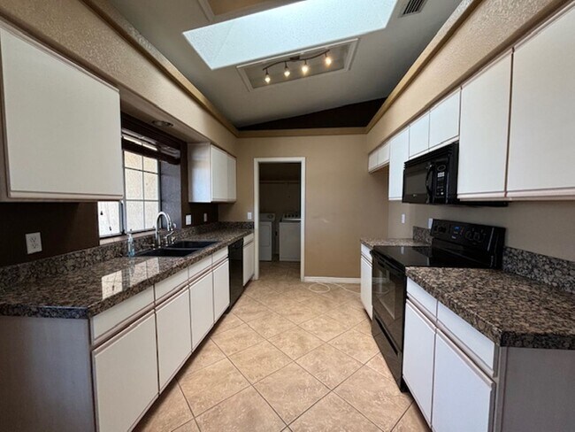 Foto del edificio - 3696 Monterey Dr