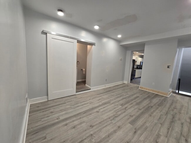 Photo - Beautifully Remodeled 3 Bedroom With Rooftop Deck - Downtown Sharpsburg House