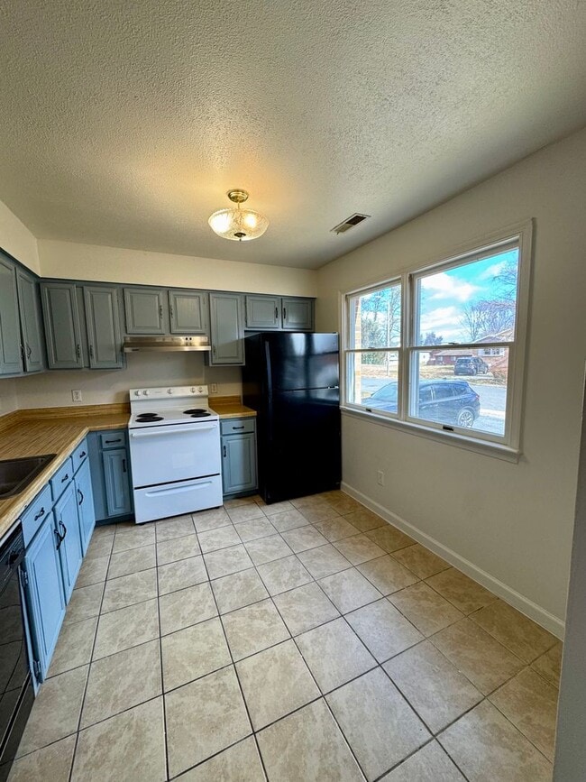 Building Photo - Townhouse for Rent