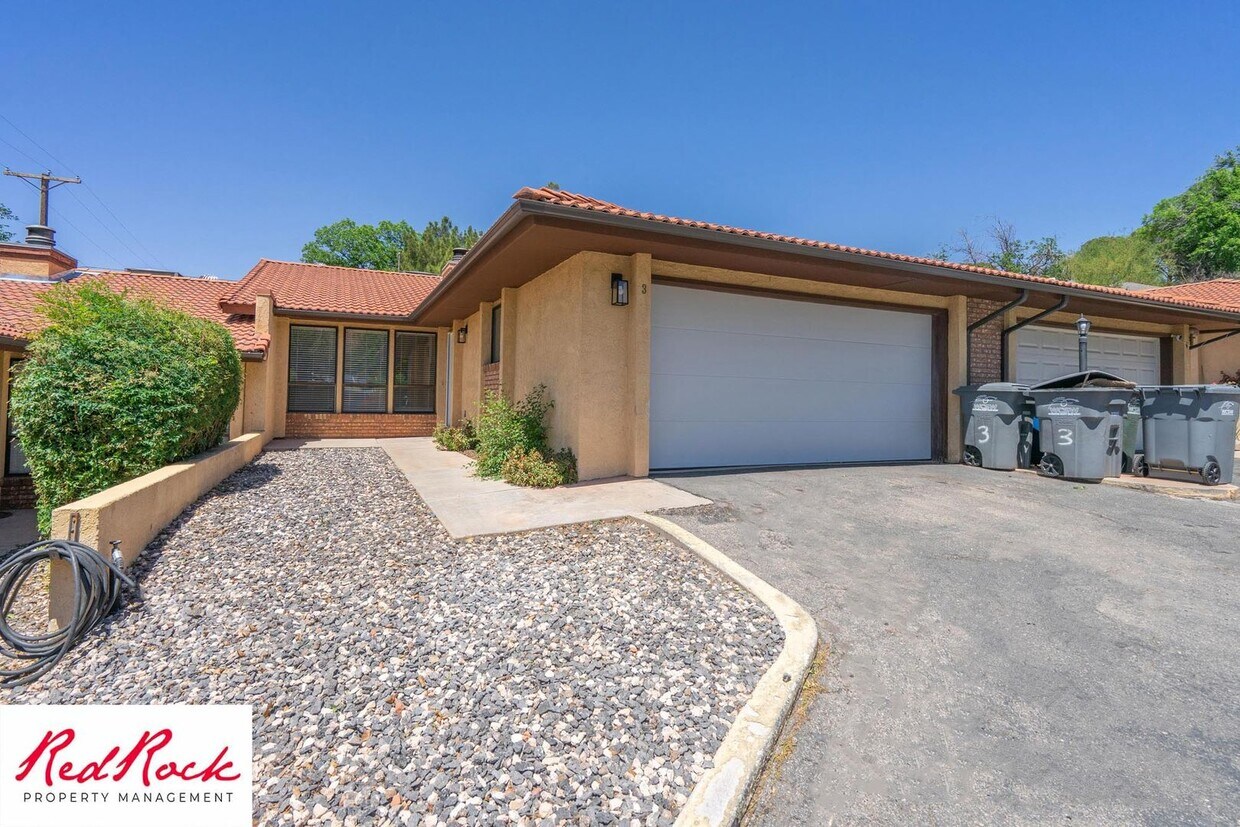 Foto principal - Newly Remodeled 3 Bedroom Townhome. Small ...