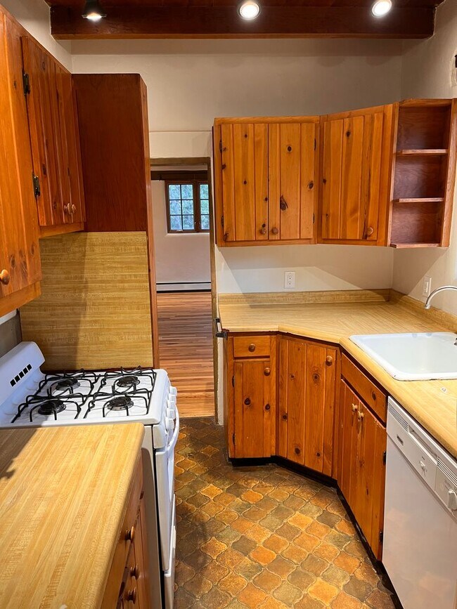 Building Photo - 601 Camino Rancheros