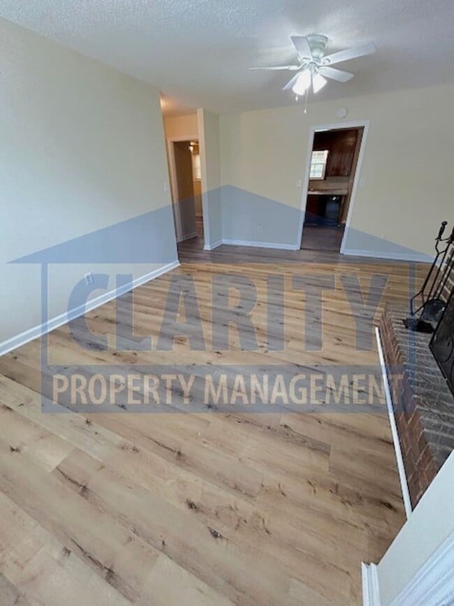 Foto del edificio - Two bedroom townhome with fenced in backyard!