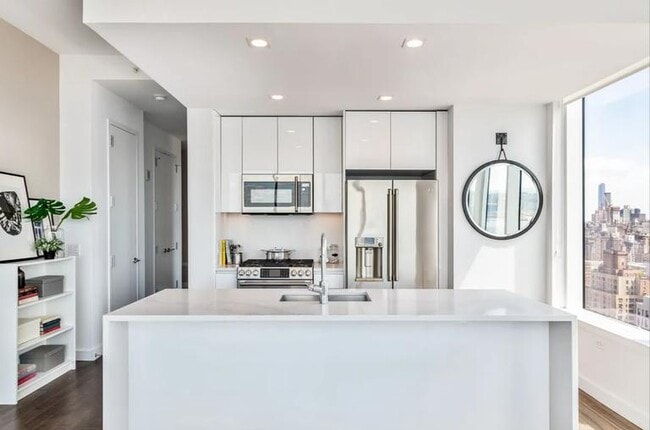 Building Photo - 64 Box Street