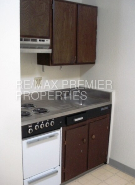 Building Photo - 140 College Dr