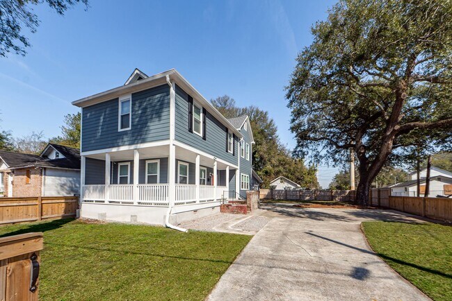 Foto del edificio - 3 BD 2.5 Bath Charming Home