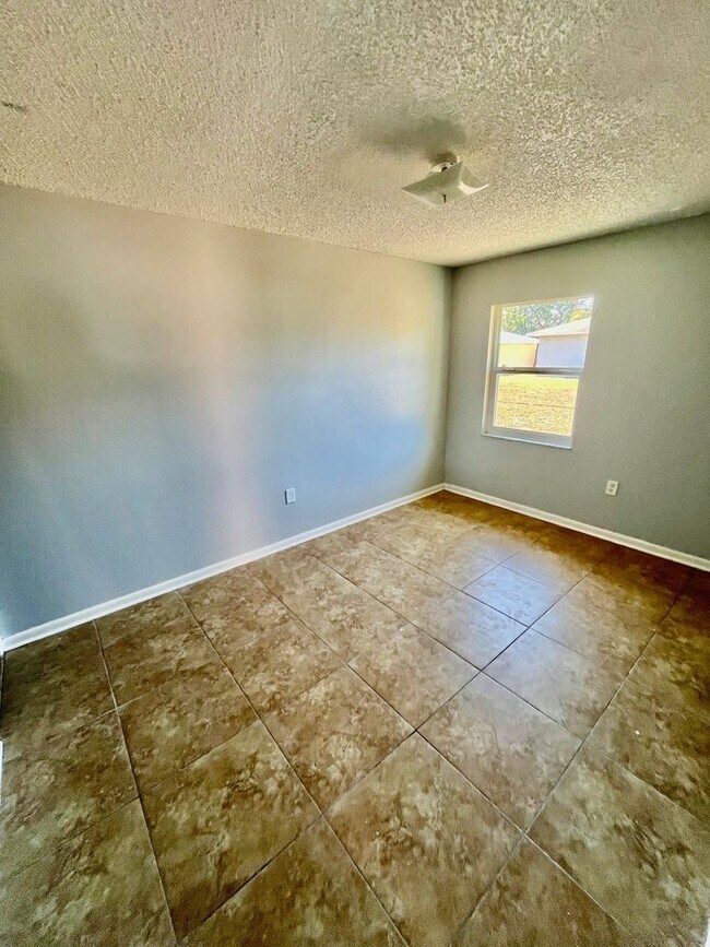 Foto del edificio - SPACIOUS 3BR/1.5BA Lakeland Duplex! Conven...