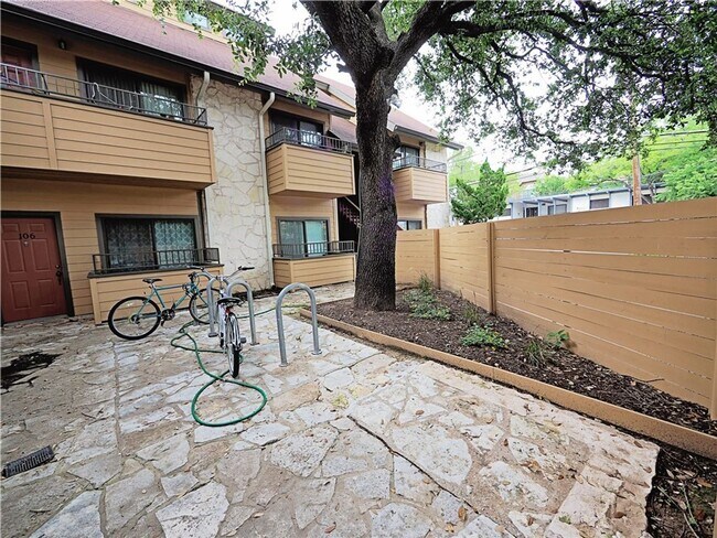 Foto del edificio - West campus 1 bed condo just 2 blocks from UT