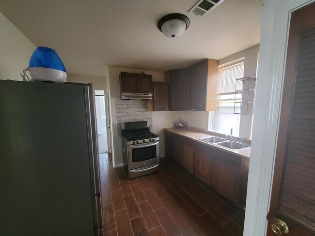 Foto del edificio - 1041 W 61st St