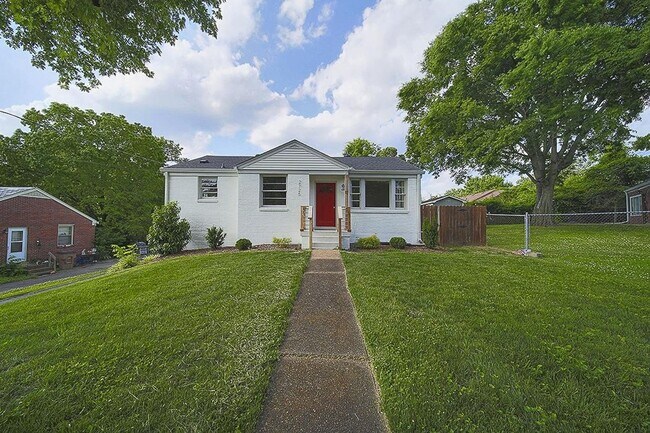 Foto del edificio - Picture-perfect 3BR/2BA brick bungalow In East Nashville!