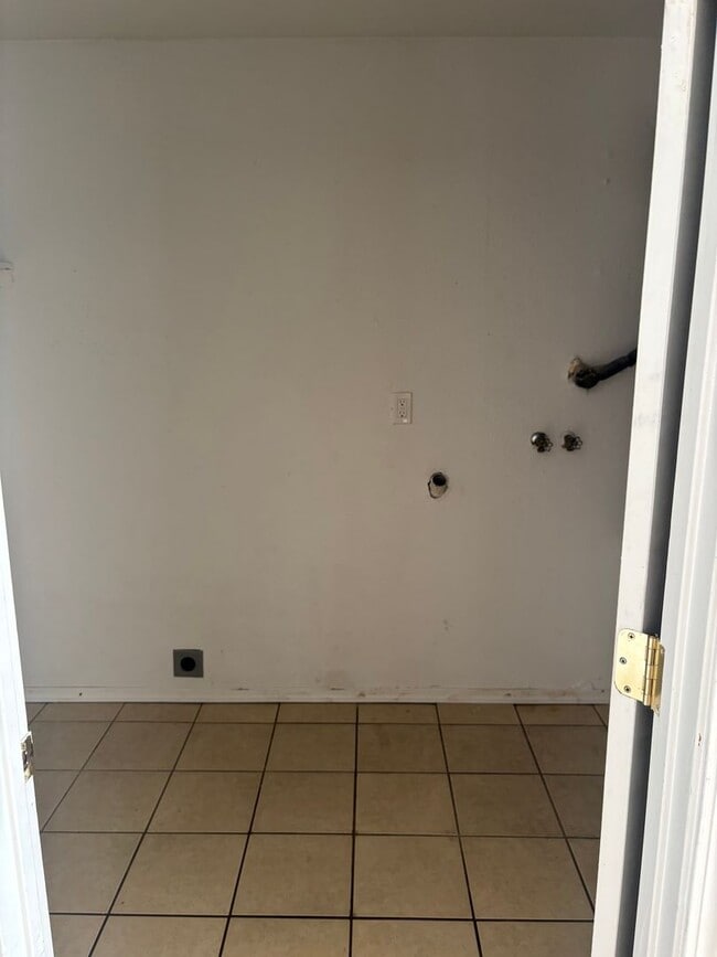 Building Photo - SFH B 107 - Wilson Lane Duplex