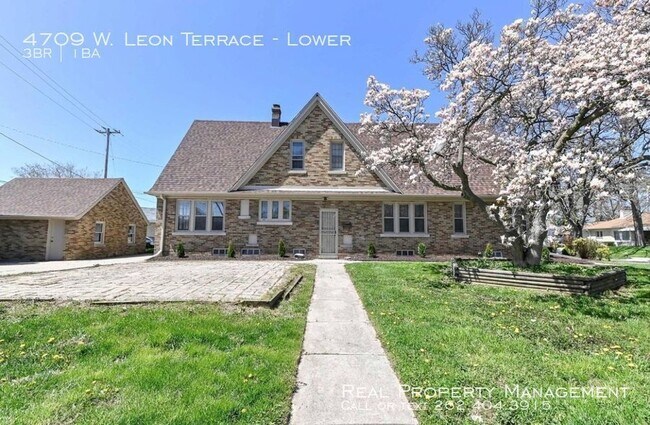 Foto del edificio - Beautifully remodeled 3 bedroom lower!!