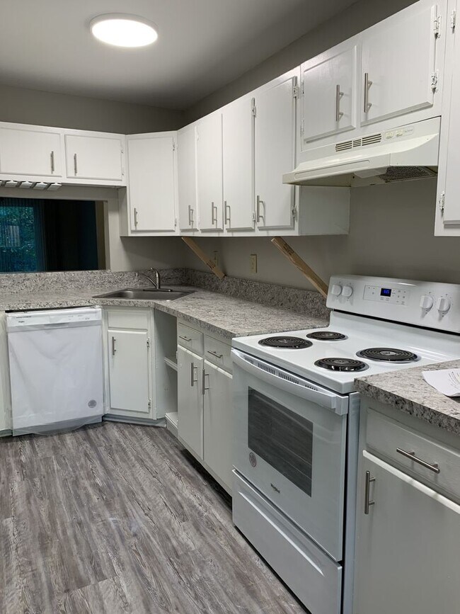 Foto del edificio - 2 BR/1.5 BA West Lake Townhome Near Dolley Madison