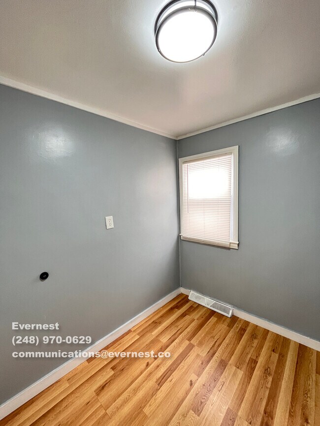 Foto del edificio - 8640 Chalmers Ave
