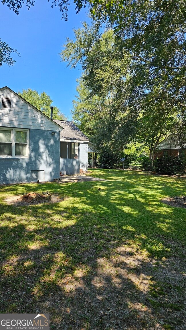 Building Photo - 1306 Davis Ave