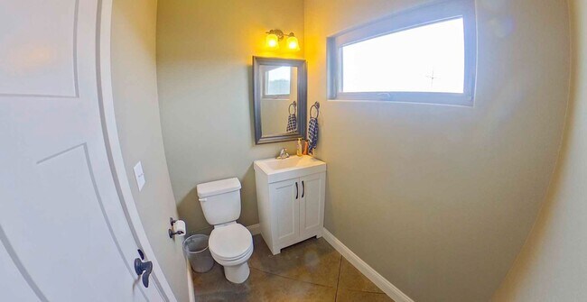 Foto del edificio - Cute West Side Home W/ Two Car Garage + Fenced In Yard + Rooftop Balcony! Available June 4th!