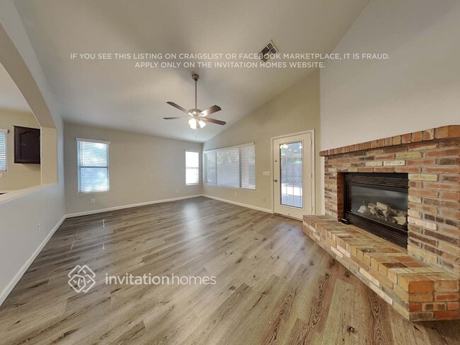 Foto del edificio - 832 N 166th Ln
