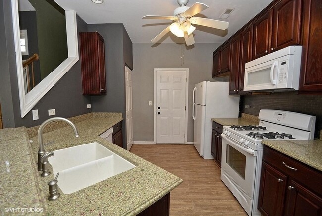 Building Photo - 552 Pinebrook Dr