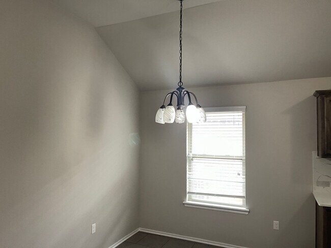 Foto del edificio - Luxury Vinyl plank and community amenities!  Beautiful 3/2/2 in Yukon!