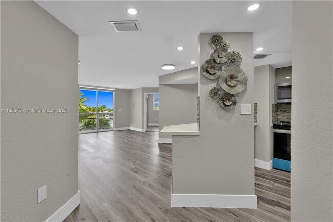 Foto del edificio - 5880 Collins Ave