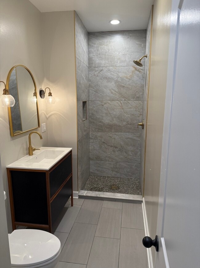 Building Photo - 912 N Ashland Ave