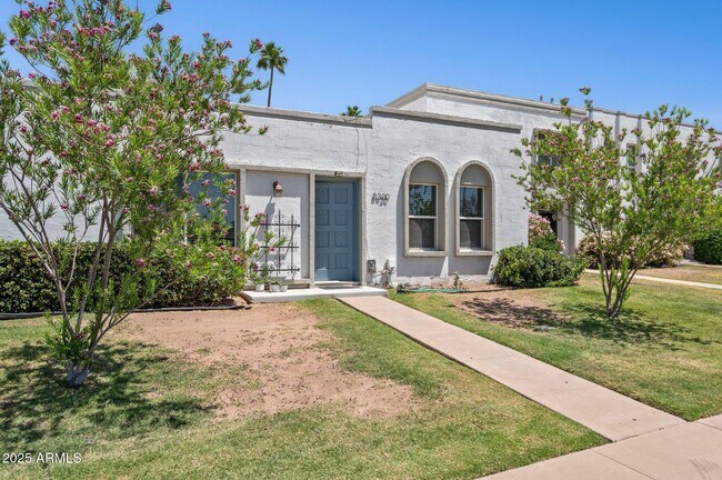 Foto del edificio - 8320 E Chaparral Rd